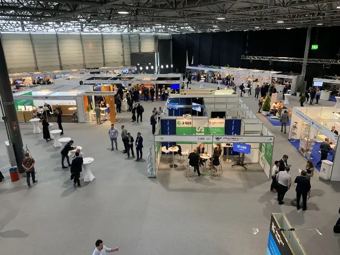 Construction générale par Format avec des stands individuels en Octanorm