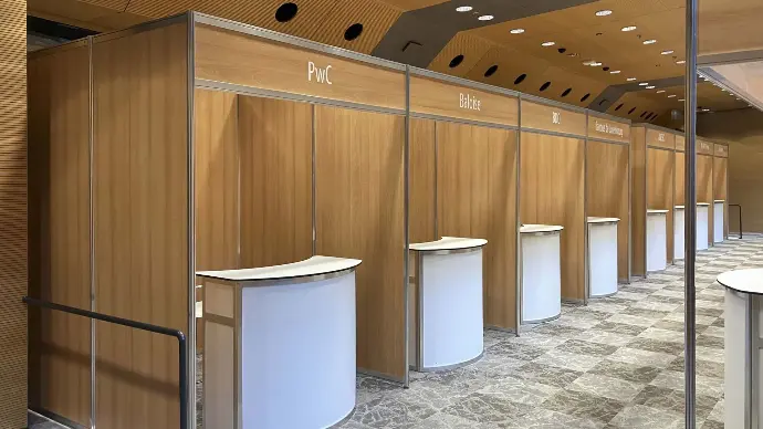 Installation générale de Format sur un salon, construit en Octanorm et panneaux en bois.