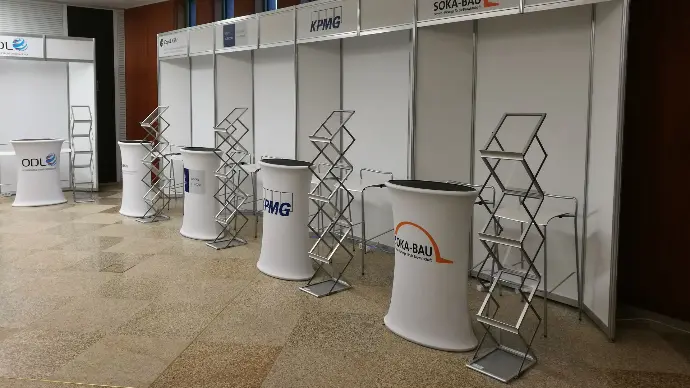 Construction générale de Format, construction en Octanorm avec des comptoirs personnalisés pliables
