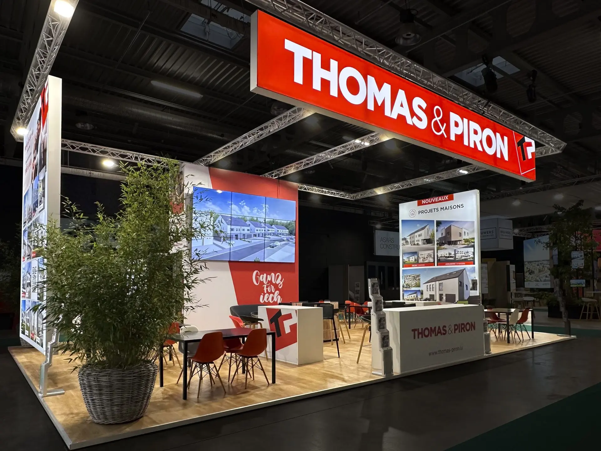 Stand individuel pour Thomas et Piron avec cadres lumineux et bematrix