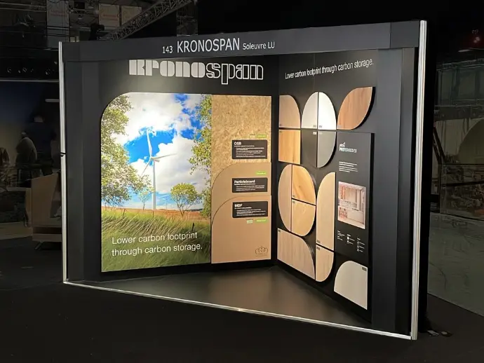 Stand individuel pour Kronospan à Paris avec des elements sur mesure en bois