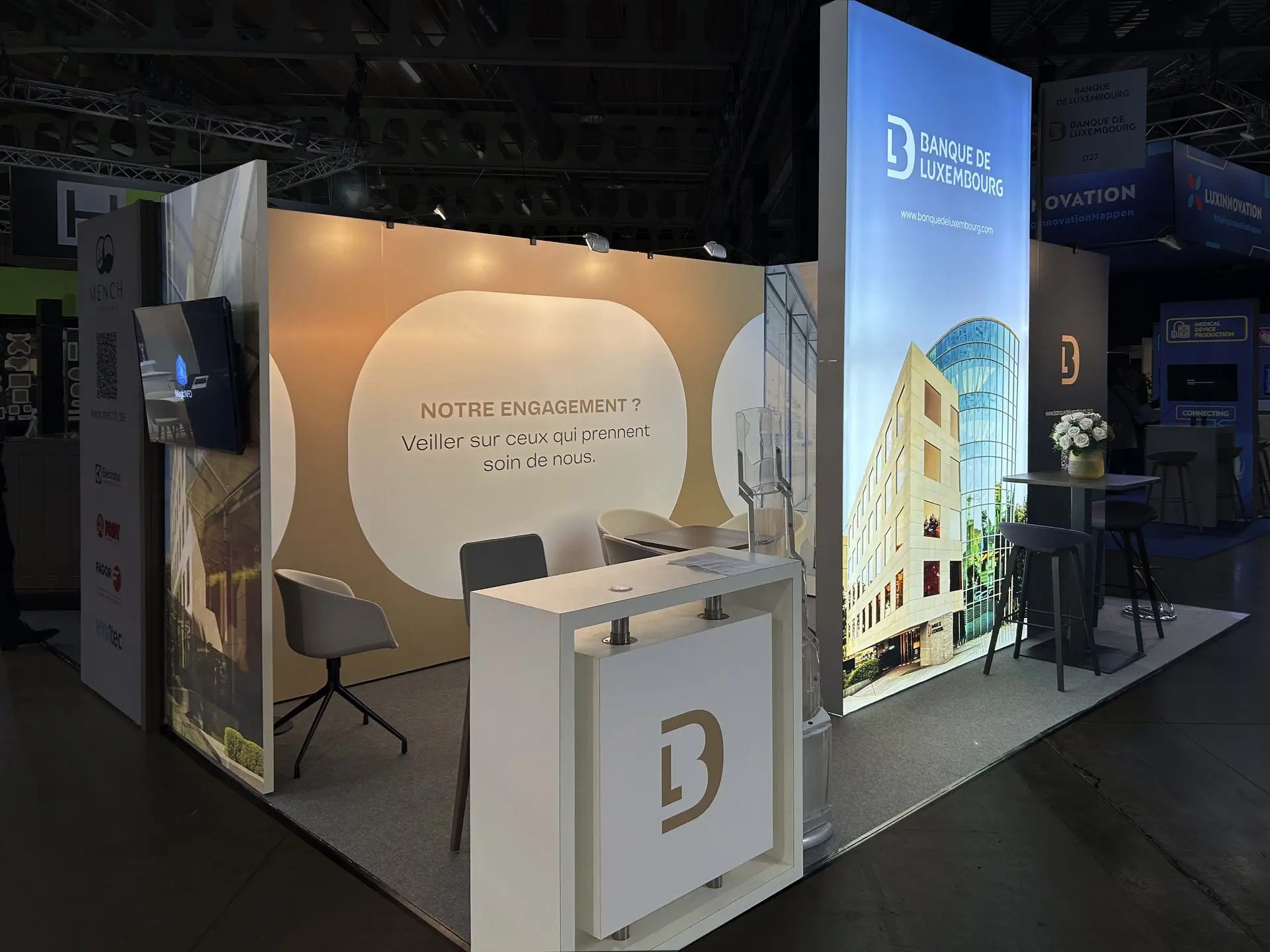 Stand individuel pour la banque de luxembourg avec cadre lumineux et structure modulaire