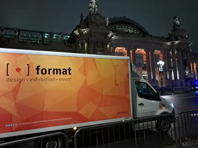 Camionette Format devant Palais de Paris
